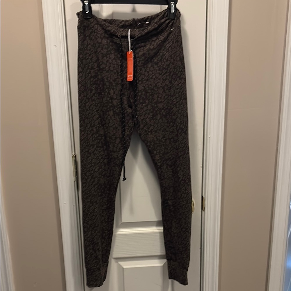 Sundry women’s joggers /Brown Patterned Pants size 2
